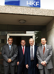 Wolfgang Hergenröther, Bernhard Kurka, Helmut Herhards und Dr. Christian Frystatzki vor dem Gebäude in der Rathausstraße