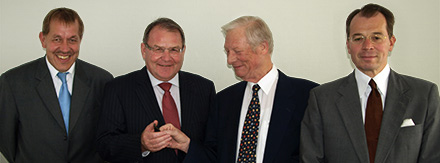 Wolfgang Hergenröther, Bernhard Kurka, Helmut Herhards und Dr. Christian Frystatzki vor dem Gebäude in der Rathausstraße